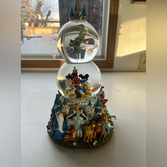 Beautiful  Walt Disney World snow globe from the 90’s - Picture 2 of 4